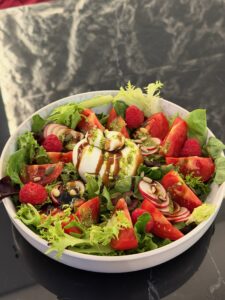 plat méditerranéen à base de salade et burrata