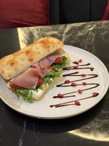 plat à base d'un sandwich méditerranéen copieux