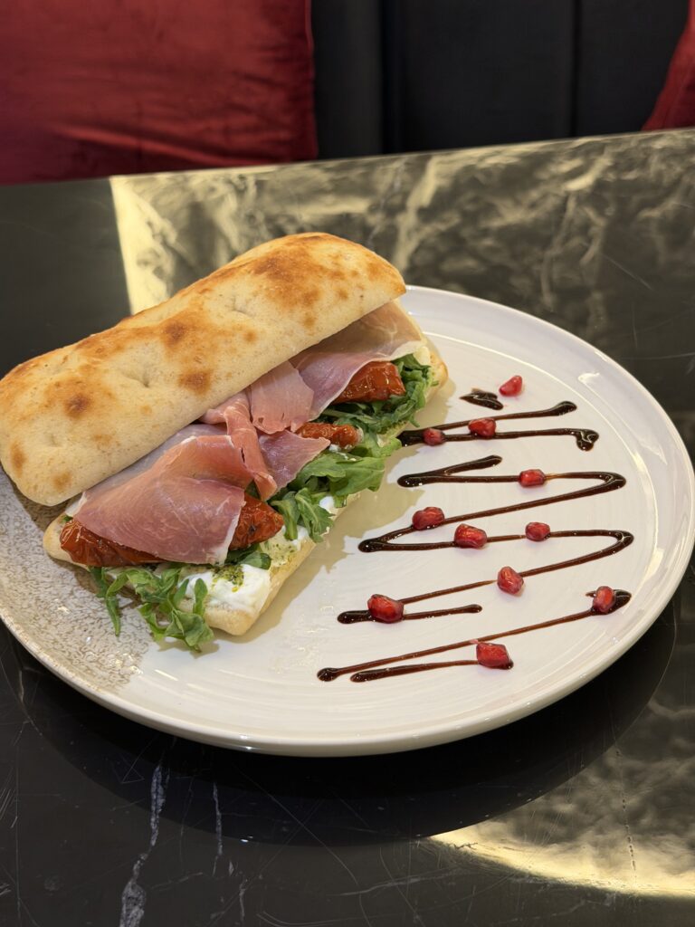 plat à base d'un sandwich méditerranéen copieux