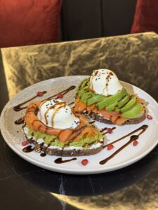 plat à base d'avocats et saumon
