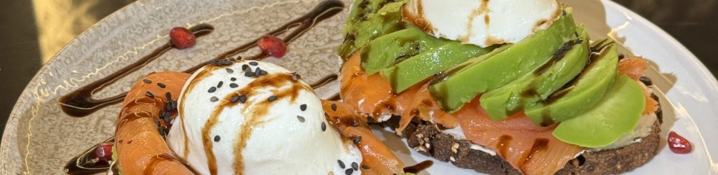 plat à base d'avocats et saumon
